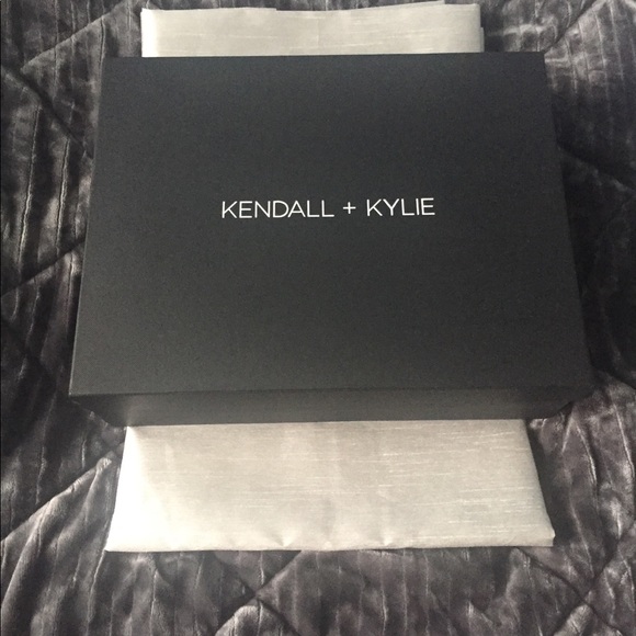 Kendall and Kylie booties - Picture 2 of 7